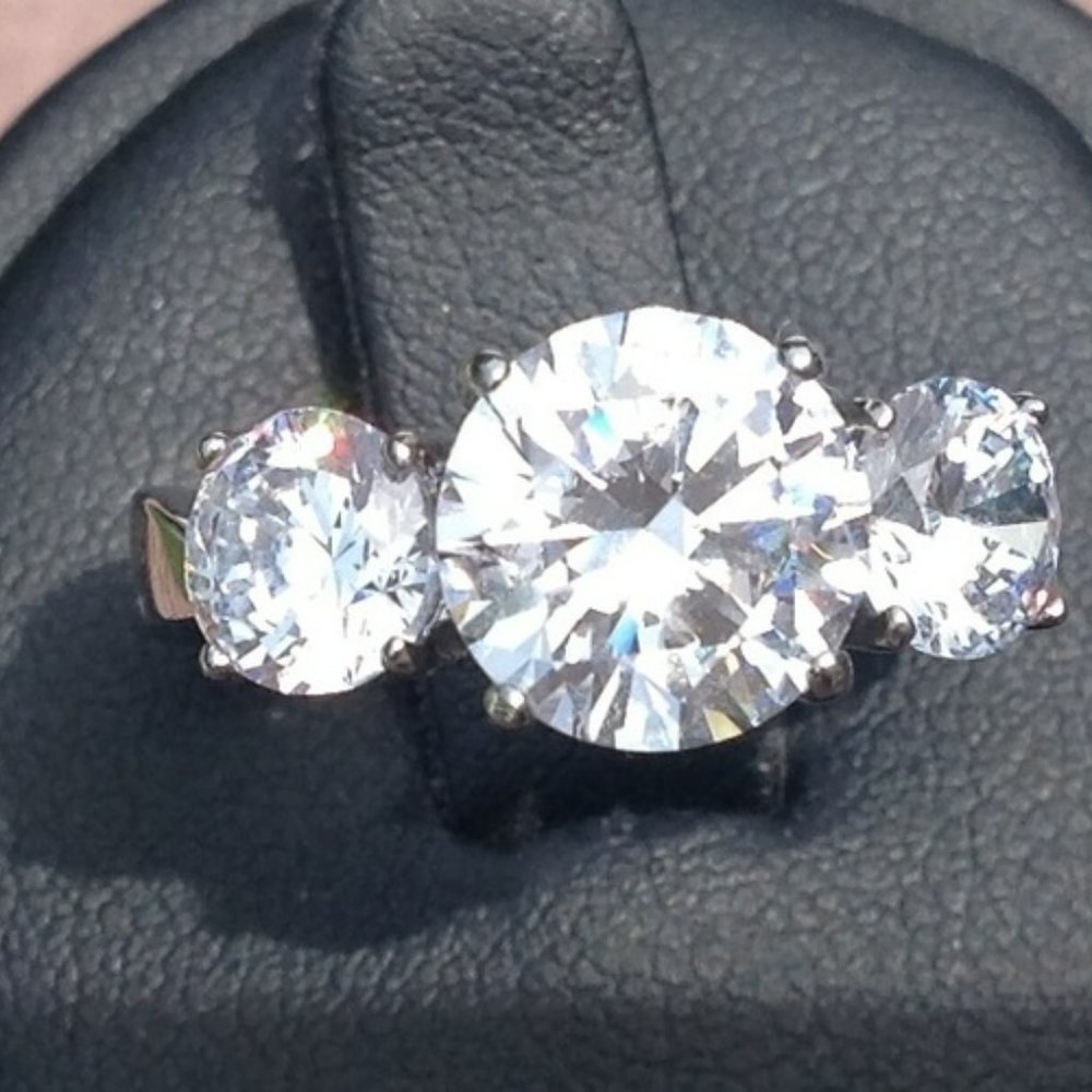 Stunning Diamond Engagement Ring aka “Past, Present & Future” Ring - Picture 5 of 6